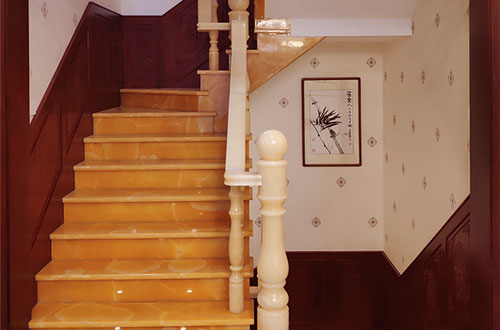 衡水中式别墅室内汉白玉石楼梯的定制安装装饰效果